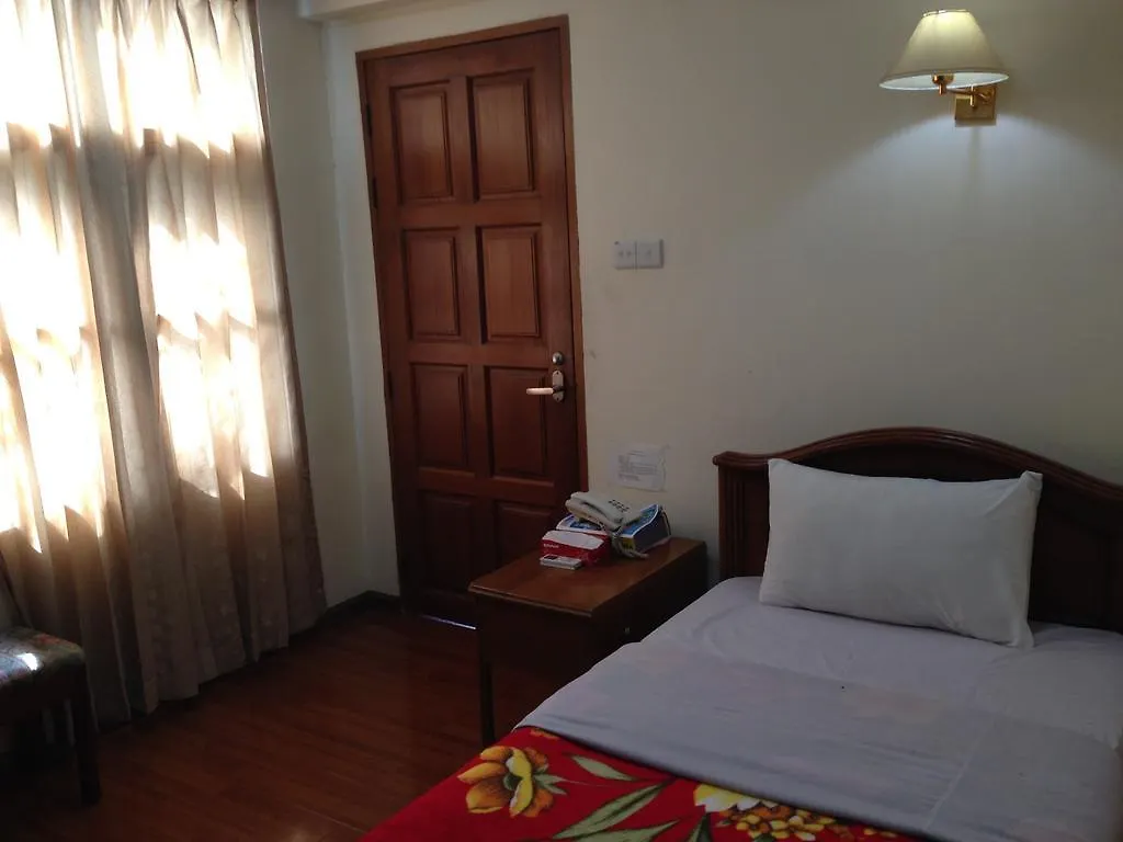 Liberty Hotel Yangon 2*,